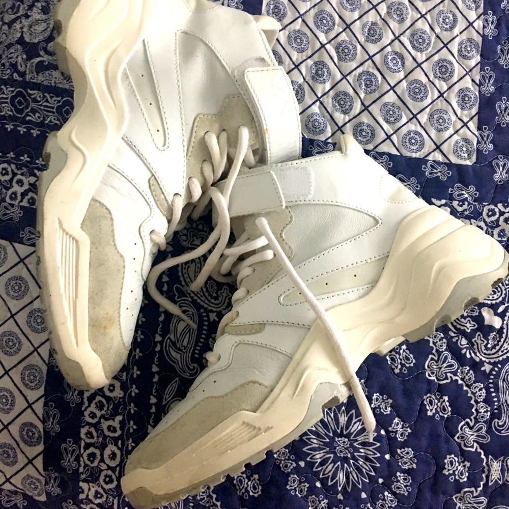 Thick sole w/ velcro and shoe lace. Very cool. Wore them once, great condition!!